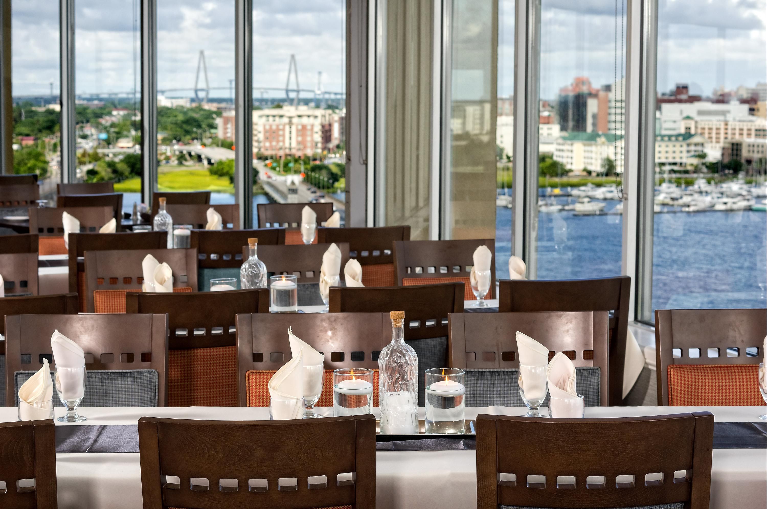 هوليداي إن تشارليستون ريفرفي باي آيتش جي - تشارلستون (ساوث كارولاينا) - مطعم