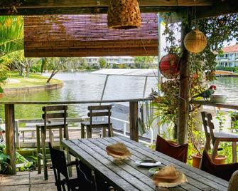 The Boathouse - relax on canal front with jetty - Noosaville - Restaurant