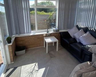 Prestatyn 2-Bed Bungalow Sleeps 5 with Hot Tub - Prestatyn - Living room