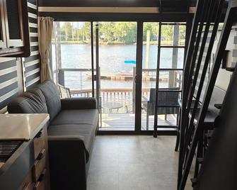 Kings Ferry site 12 Timberwolf RV, Riverside in Wonderful Richmond Hill - Richmond Hill - Living room