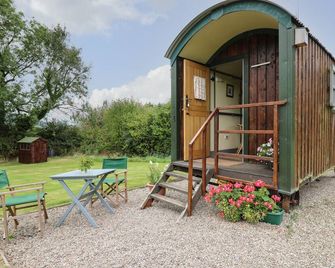 Brown Hare Shepherds Hut - Brecon - Patio