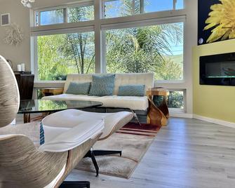Luxury Retreat Stylish Sonoma Suite & Views, 20 mins to San Francisco & Wine Country - San Rafael - Living room