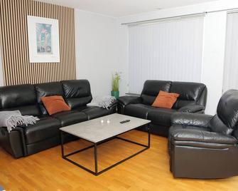 5-Bed-Rooms House with Jacuzzi, Free Parking, and 2 Toilet-Bathrooms in Malmö - Malmö - Living room