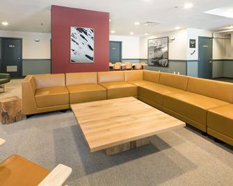 Pine Inn at Panorama Mountain Village - Panorama - Area lounge