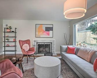 Home with Office and Yard 25 Mi to Downtown Chicago! - Glen Ellyn - Living room