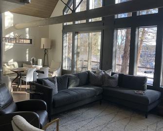 Renovated Running Y Ranch Resort Home - Klamath Falls - Stue