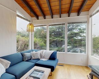 Bright Home 800 Feet from Salmon Creek Beach w/ Wood Stove & Pool Table - Bodega Bay - Living room