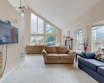 Emerald View Outlook - Coupeville - Living room