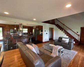 Private Lake Waterfront+ Dock, Sauna, Hot Tub\n - Valdese - Living room