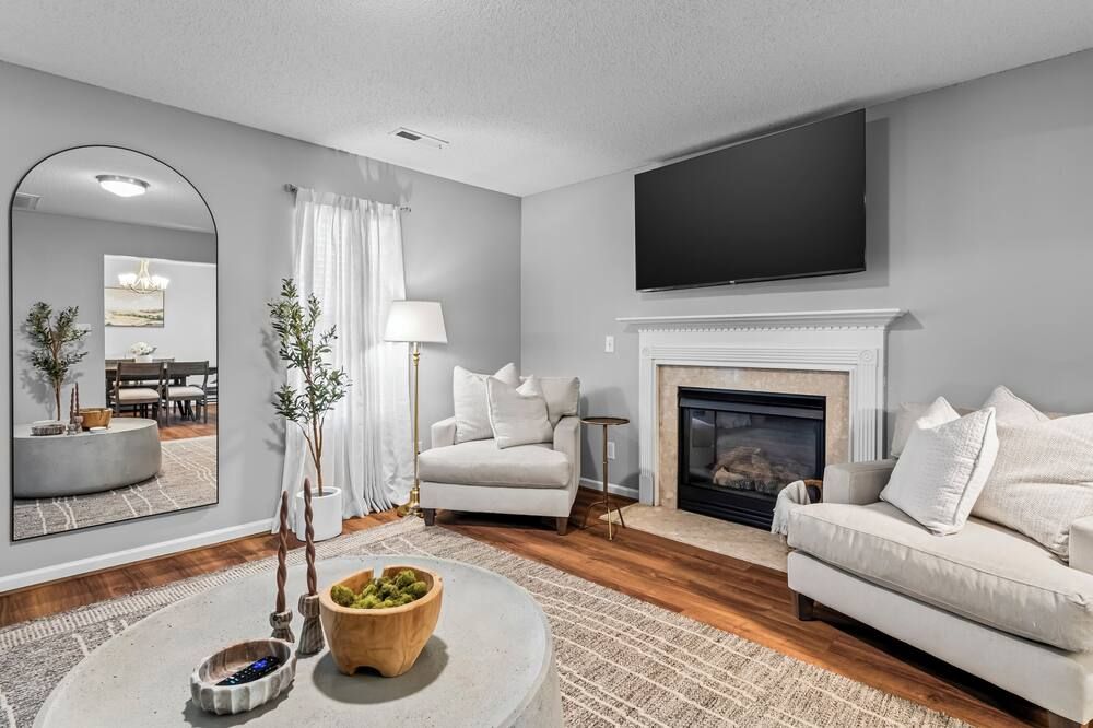 New! Crest Stone Manor! Lux•cozy fire Pit/Fireplace, Theater Tv's, Comfy Beds! - Kernersville - Sala de estar