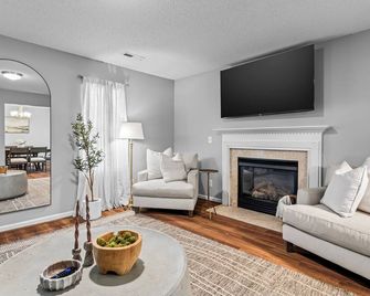 New! Crest Stone Manor! Lux•cozy fire Pit/Fireplace, Theater Tv's, Comfy Beds! - Kernersville - Sala de estar