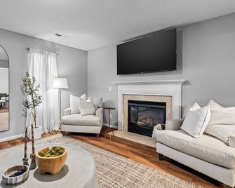 New! Crest Stone Manor! Lux•cozy fire Pit/Fireplace, Theater Tv's, Comfy Beds! - Kernersville - Sala de estar