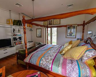 Galahad's Animal Sanctuary B&B - Gisborne - Bedroom