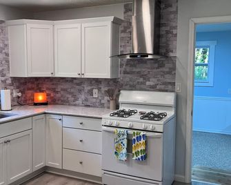 Comfy 3 bedroom, family ranch neighboring the Indiana Dunes - Porter - Kitchen