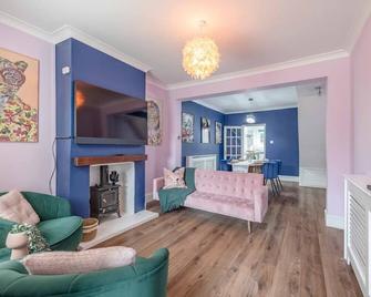 Victorian Cottage, Close 2 All The Sights, Parking - Windsor - Living room