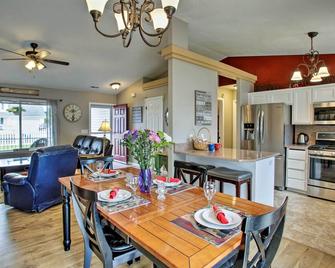 Cozy Getaway with Yard and Patio 4 Mi to Hayden Lake! - Hayden - Dining room