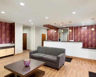 Super 8 by Wyndham Carrizo Springs - Carrizo Springs - Lobby