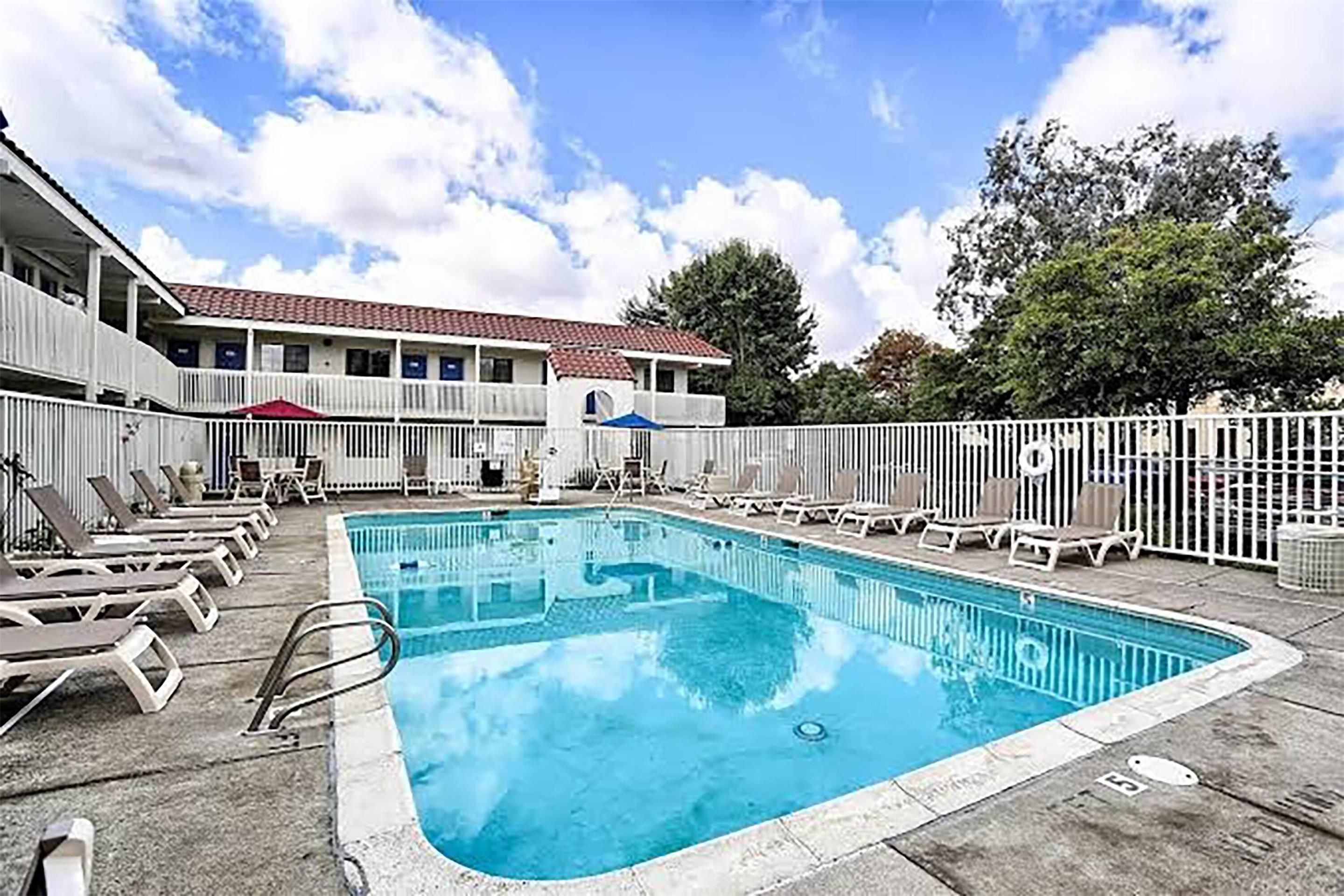Super 8 By Wyndham - Petaluma - Bazén