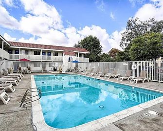 Super 8 By Wyndham - Petaluma - Bazén