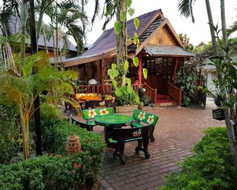 Thongbay Guesthouse Luang Prabang - Luang Prabang - Patio