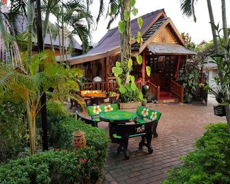 Thongbay Guesthouse - לואנג פראבאנג - פטיו