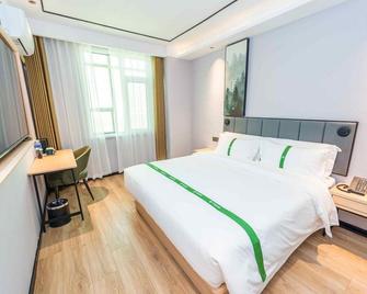 Greentree Inn Qingdao Licang Shuyan Road Daweng Square Express Hotel - Qingdao - Bedroom