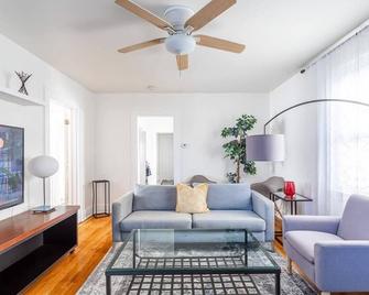 The B&W Haven 5BR Home with yard theater - Bridgeport - Living room