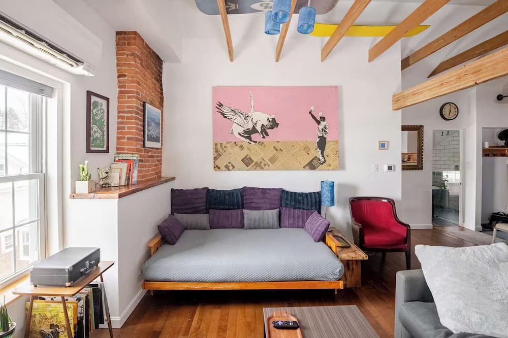 Historic Charm Meets Modern Comfort in Downtown Burlington - برلينغتون - غرفة معيشة