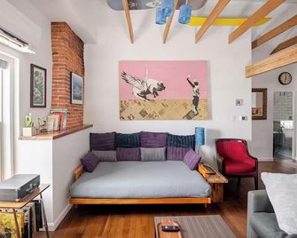 Historic Charm Meets Modern Comfort in Downtown Burlington - برلينغتون - غرفة معيشة