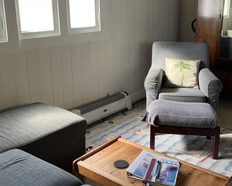 Hear the ocean from this historic cottage. Almost beachfront. - Santa Cruz - Living room