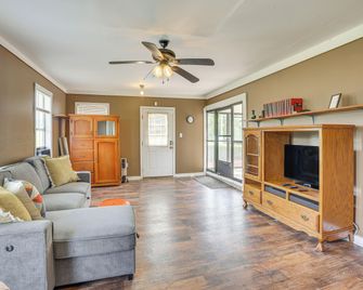 Clanton Cottage w/ Charcoal Grill & Porch! - Clanton - Huiskamer