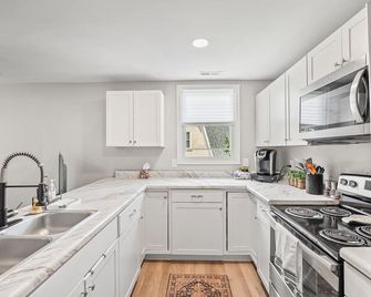 Historic Hill City Retreat- 10min to LU/3min to UL - Lynchburg - Kitchen