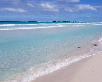 Classic Lancelin split level 70s beach house with ocean views, sleeps 8 - Lancelin - Playa