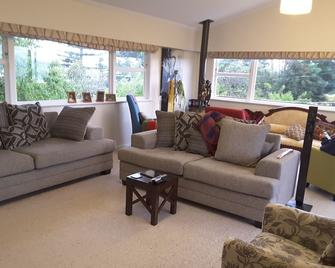 Geyser Lookout Bnb - Rotorua - Living room
