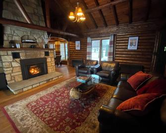 Lakeside Cabin with sunset view & fireplace - Conneaut - Sala de estar