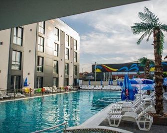 Garni Hotel Hollywoodland Wellness & Aquapark - בלגרד - בריכה