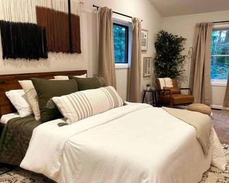 Cute cabin retreat near Shenandoah National Park and pet friendly! - Linden - Bedroom