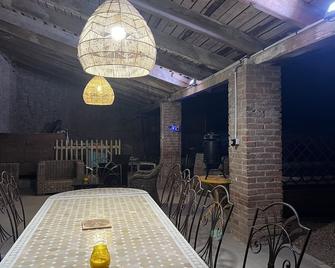 Magnanerie avec piscine en Coeur de village - Canaules-et-Argentières - Comedor