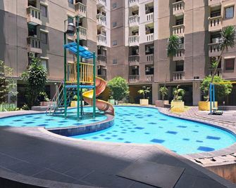 OYO 93365 Apartement Gateway By Sarana Cipta Mahakarya Ii - Bandung - Piscine