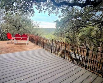 Secluded Cozy Cabin with stunning views, 1-bedroom loft with Futon. Sleeps 4 - Leander - Balcón