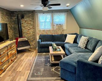 Lakefrnt/Private Recreational Cabin/Views/2Decks/2Kayaks/Fmly/Pet/30mins2Durango - Bayfield - Living room