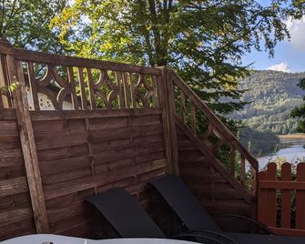 Holiday house with lake view, terrace, fireplace, sauna, outdoor whirlpool, quiet location - Biersdorf - Balkon