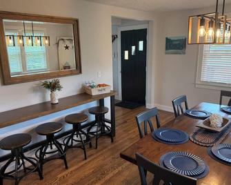 Spacious 4-bedroom house with garage in Bluewell! Ride to trails, Pet friendly! - Bluefield - Essbereich