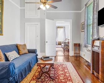 The Victorian Secret - St. Peter House - Downtown, Entire House! New Reno! - New Iberia - Living room