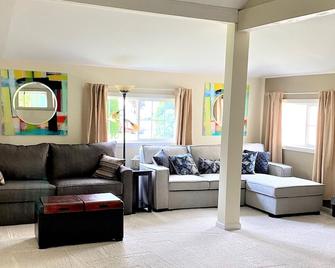 New Listing & Updates! Fully Remodeled Lake Home at Gorgeous Saratoga Lake! - Saratoga Springs - Living room