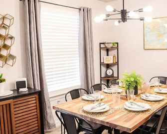 3 bed, 2 bath Luxury Home- SteamPunk Station close to everything! - Lowell - Dining room