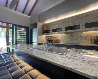 Turia's Beach Villa - Maharepa - Kitchen