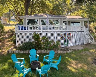 Dock & Fire Pit: Lakefront Cedar Creek Home! - Mabank - Patio