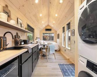 Scandinavian Lakeside Retreat - Camas - Kitchen