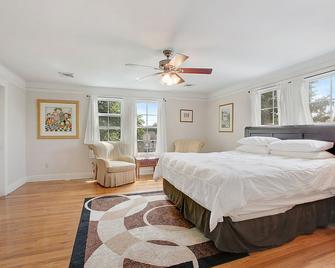Near French Quarter - 4 Bdrm Home - Low Rates! - Safest Neighborhood. - Arabi - Bedroom